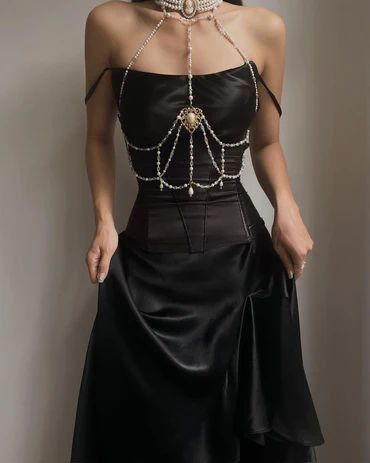 Great Gatsby Mini Dress, Cool Corset Tops, Fitted Satin Slip, Prom Grunge, Prom Dress Accessories, Unique Black Dress, Corset Jewelry, Club Dresses Black, قلادات متدلية