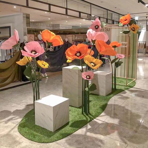 Hana Form on Instagram: “Arranging a spring look for a department store. It’s an easy way to give your space a fresh look with our giant free standing flowers.” Spring Store Displays, Flower Window Display, Spring Window Display, Window Display Retail, Creative Baby Shower, Window Display Design, Spring Window, Flower Window, Creative Flower Arrangements