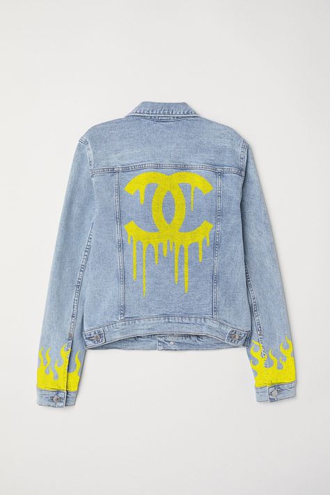 Pretty Jackets, Denim Jacket Diy Paint, Wardrobe Art, Hoody Outfits, Jean Jacket Diy, Customised Clothes, Reworked Clothes, Chanel Jackets, Fashion Me Now