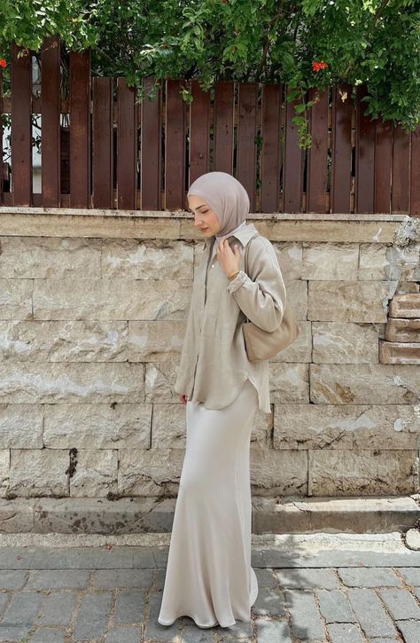 Ootd Rok Satin, Silk Skirt Hijab Outfit, Hijabi Elegant Outfits, Formal Skirt Outfit, Modest Maternity Dresses, Dubai Ootd, Silk Blouse Outfit, Denmark Style, Flow Skirt