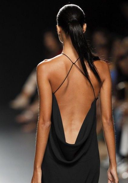 Rock Dress, Madrid Fashion, Mode Editorials, Dress Backs, Look Fashion, Low Cut, Runway Fashion, A Black, Dress To Impress