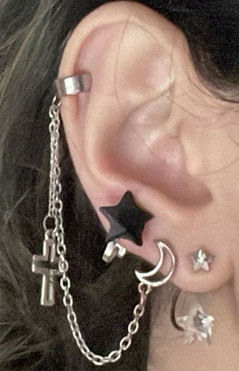 Piercings Ear Ideas, Ears Piercing Ideas, Earring Piercing Ideas, Grunge Piercings, Ear Piercings Aesthetic, Aesthetic Piercings, Ear Piercings Ideas, Ear Piercing Ideas, Ear Peircings