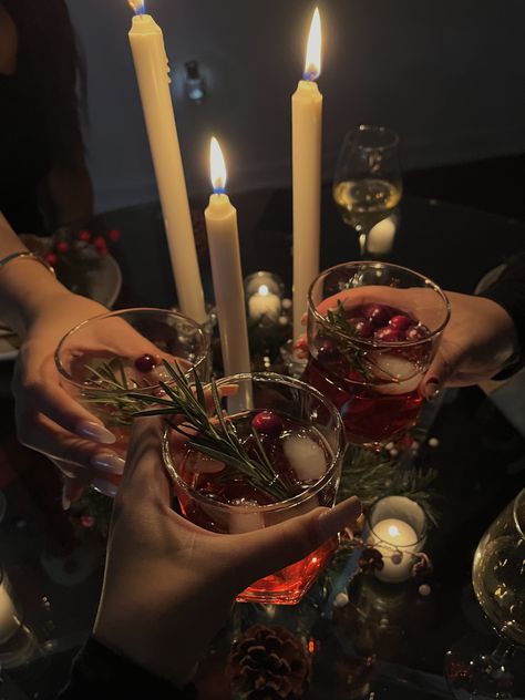 Christmas Dinner Friends Aesthetic, Nye Grapes, Christmas Dinner Astethic, Friends Christmas Dinner Party, December Wedding Aesthetic, Christmas Night With Friends, December Party Ideas, Winter Tablescape Ideas, Christmas Dinner Friends