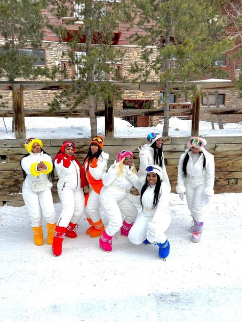 Colorado Itinerary Winter, Aspen Colorado Aesthetic Winter, Snow Suits Black Women, Ski Trip Itinerary, Girls Snow Trip, Snow Trip Outfit, Snowboarding Fits, Cabin Trip Outfit, Aspen Trip