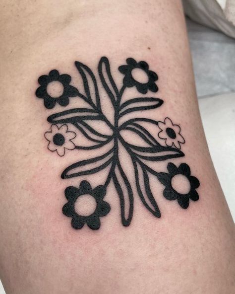 e r i n̑̈ a p e a r l shared a post on Instagram: "Floral repeat 🌼 thank you Lauren 💕 . . . . . . #tattoo #art #poughkeepsie #drawing #folkfloral #pattern #floraltattoo #poughkeepsieny #hidsonvalleyny". Follow their account to see 622 posts. 70s Tattoo Ideas, Human Tattoo, Pair Tattoos, Patchwork Tattoos, Learn To Tattoo, Around Arm Tattoo, Upper Back Tattoos, Spine Tattoos For Women, Plant Tattoo