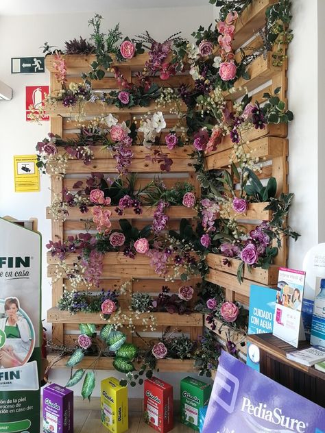 Pallet Wall With Balloon Garland, Garden Party Pallets, Wooden Pallet Decor, Bridal Shower Pallet Backdrop, Floral Pallet Backdrop, Pallet Background Backdrops, Grad Party Flower Wall, Palette Photo Backdrop, Portable Flower Wall