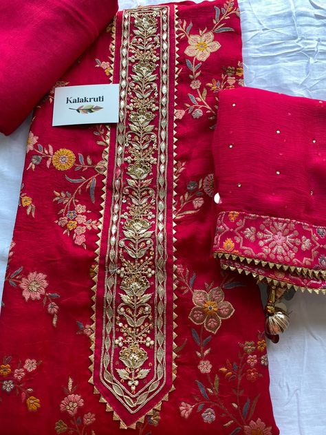 Plain Saree With Heavy Blouse, Punjabi Suit Neck Designs, Fancy Dress Material, Patiala Suit Designs, Embroidery Fashion Detail, Heavy Dresses, Churidar Designs, Simple Kurti Designs, Simple Embroidery Designs