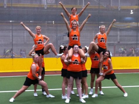 Easy low level pyramid! Great pyramid for my 5th and 6th grade girls! Beginner Cheer Pyramids, Dance Team Videos, Easy Cheer Pyramids, Cheer Pyramids Youth, Cheer Formations, Stunt Ideas, Easy Cheer Stunts, Easy Cheers, Cheer Pyramids