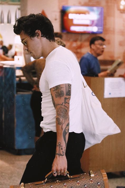 Harry Styles Wallpaper, Harry Styles Pictures, Harry Styles Photos, Mr Style, Treat People, Treat People With Kindness, At The Airport, Harry Edward Styles, Edward Styles