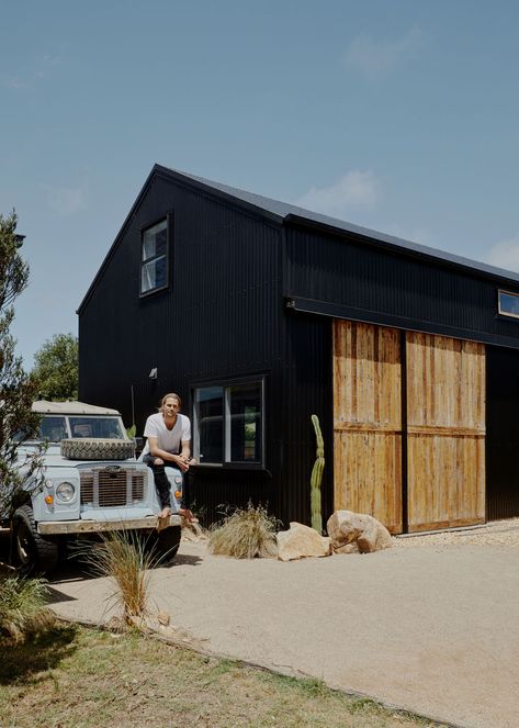 How Rhys Uhlich built a stylish Phillip Island shed house for $100,000 Shed Homes Australia, Shed Homes Ideas, Shed House Ideas, Black Shed, Australia Interior, Shed House, House Australia, Phillip Island, Shed Home