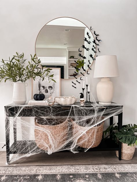 Halloween Entry Table, Halloween Entryway, Halloween Living Room, Halloween Office, Classy Halloween, Casa Halloween, Boho Halloween, Modern Halloween, Diy Halloween Decor