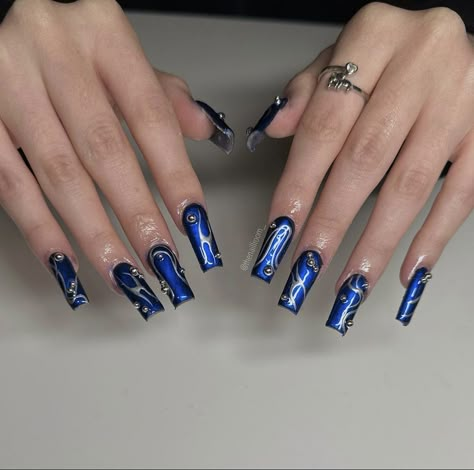 Acrylic Nails Black And Blue, Dark Blue Y2k Nails, Acrylic Nail Designs Dark, Crome Nails Coffin, Y2k Nails Blue, Blue And Black Nails, Black And Blue Nails, Horror Nails, Blue Coffin Nails