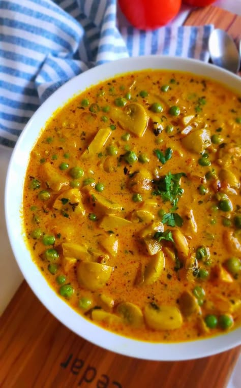 Mushroom Masala Recipe, Mushroom Curry, Vegetarian Soup Recipes, Mushroom Soup Recipes, Vegan Curry, Masala Recipe, Easy Soups, Indian Food Recipes Vegetarian, Healthy Soup Recipes