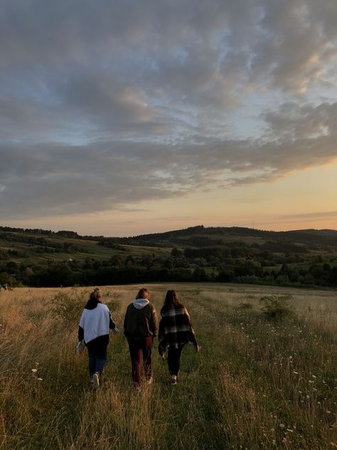 Aesthetic, summer aesthetic, field aesthetic Celinacore Aesthetic, Wow Art, Foto Ideas Instagram, Summer Dream, Friend Photoshoot, Teenage Dream, Future Life, Pretty Places, Summer Aesthetic