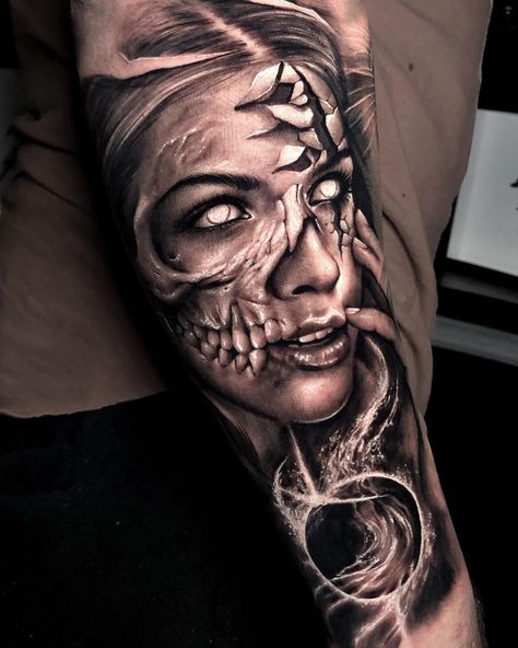 Half Skull Face Tattoo, Half Skull Face, Skull Face Tattoo, Traditional Chicano Tattoos, Art Chicano, Skull Rose Tattoos, Chicano Tattoos Sleeve, Catrina Tattoo, Skull Hand Tattoo