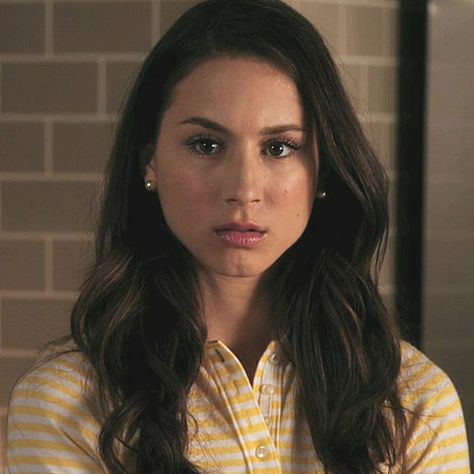 pretty little liars • spencer hastings • troian bellisario Spencer Hastings Makeup, Spencer Pretty Little Liars, Spencer Hastings Aesthetic, Spencer Hastings Icons, Spencer Hastings Hair, Pll Astethic, Spencer Aesthetic Pll, Aria Pretty Little Liars Aesthetic, Troian Bellisario Aesthetic