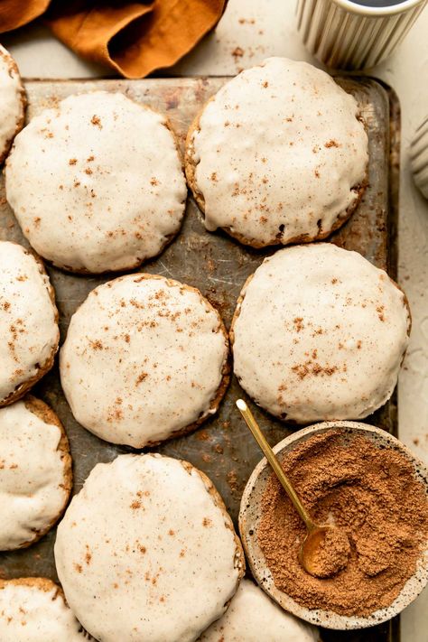 Kick off baking season with Thick & Chewy Chai Oatmeal Cookies—old fashioned oatmeal cookies infused with nutty brown butter & warm masala chai-inspired spices for extra-cozy flavor. Bake into thick cookies with crisp edges & a chewy center, then ice with sweet chai maple glaze. The ultimate treat for holiday cookie swaps or an afternoon cup of tea! #chaispice #chaicookies #oatmealcookies #chewyoatmealcookies #cookierecipes #fallbaking #falldesserts #autumnbaking #autumndesserts Chai Oatmeal, Old Fashioned Oatmeal Cookies, Thick Cookies, Old Fashioned Oatmeal, Oatmeal Cookies Chewy, Oat Cookies, Tea Cookies, Desserts For A Crowd, Maple Glaze