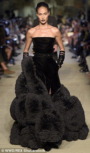 Nyfw Runway, Givenchy Dress, Before Midnight, Candice Swanepoel, Black Gown, Beautiful Gowns, New York Fashion Week, New York Fashion, A Black