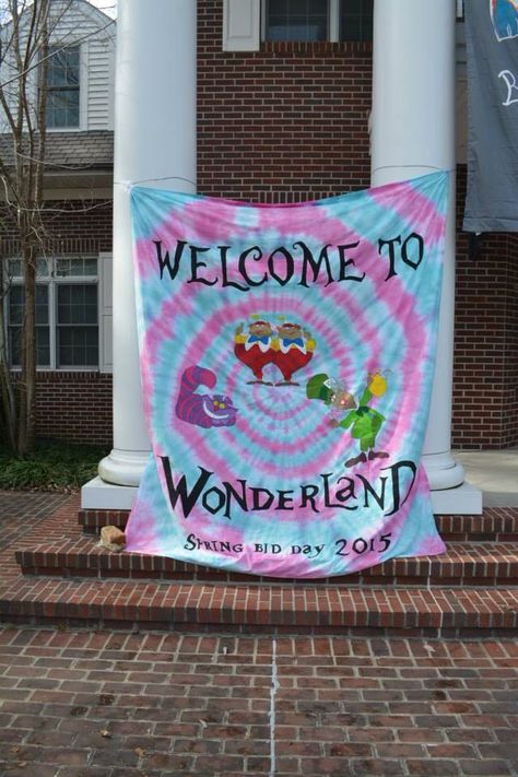 Bid day Alice in Wonderland theme! #ΑΣΤ Sorority Rush Themes Fall, Alice In Wonderland Sorority Theme, Alice In Wonderland Bid Day, Sorority Bid Day Themes, Themes Sorority, Sorority Work Week, Sorority Recruitment Themes, Sorority Rush Themes, Welcome To Wonderland