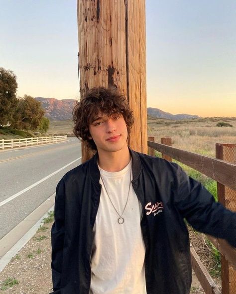 Brown Hair Male, Brown Hair Boy, Brown Hair Men, Brown Curly Hair, Brown Hair Brown Eyes, Boys With Curly Hair, Boy Face, Pic Pose, Fluffy Hair