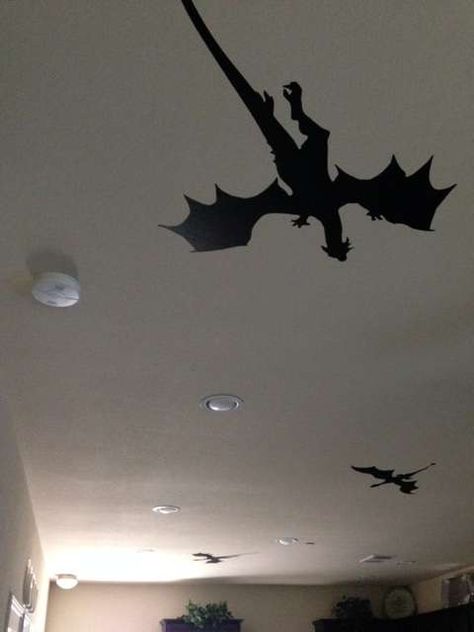 Game Of Thrones Room Ideas, Game Of Thrones Halloween Decorations, Game Of Thrones Decorations Party, Game Of Thrones Bedroom Ideas, Game Of Thrones Room Decor, Game Of Thrones Home Decor, Game Of Thrones Themed Party, House Of The Dragon Party Ideas, Dragon Halloween Decorations