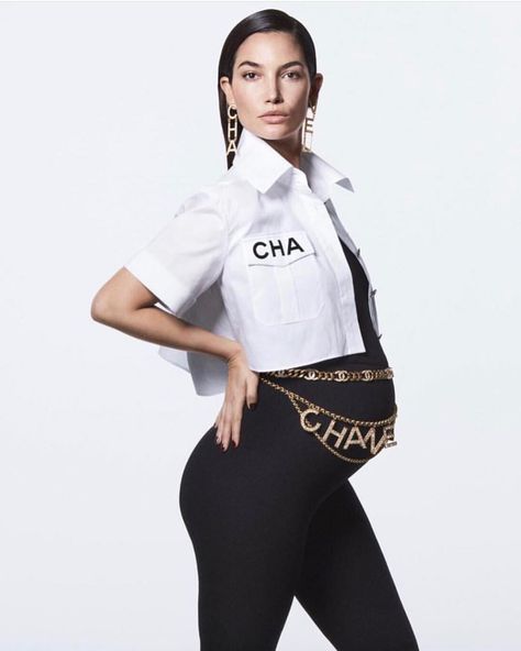 BUMP / / Lily Aldridge at 7 months pregnant in @vogue magazine. Love the Chanel ‘bump’ belt! Lily is expecting her second child with… Maturity Outfits, Pregnancy Inspiration, Nursing Camisole, Pregnant Photo, Maternity Photoshoot Outfits, Maternity Tank Tops, Lily Aldridge, Vogue Us, Winter Shirts