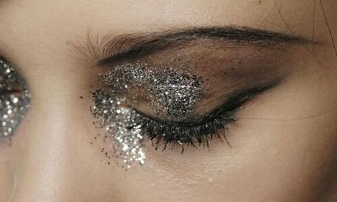 Grunge style. Messy silver glitter inner corners and upper lid, imperfect cat eye liner to outer upper corner only, dark taupe eyeshadow Eye Makeup Brushes, Glitter Eyes, Editorial Makeup, Glitter Makeup, Eye Make, Grunge Style, Makeup Art, Beauty Inspiration, Beauty Make Up