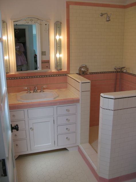 love this vintage bathroom Pink Vintage Bathroom, Old Bathroom, Deco Bathroom, Retro Bathrooms, Vintage Bathrooms, Pink Bathroom, Minimalist Bathroom, Vintage Bathroom, Retro Home