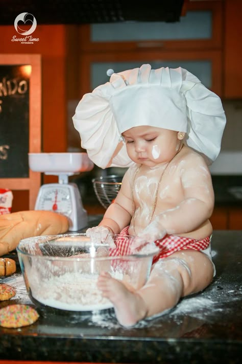 7 Months Baby Photoshoot Ideas, Baby Chef Photo, Baby Chef Photoshoot, Baby Chef, Baby Birthday Photoshoot, Baby Cooking, Monthly Baby Pictures, Retired Teacher, Baby Photoshoot Boy