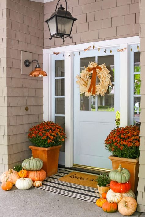 Small Porch Fall Decorating Ideas, Fall Outdoor Space, Porch Fall Decorating Ideas, Nail Art Flower, Fall Front Porch Ideas, Outside Fall Decor, Porch Pumpkins, Fall Planters, Fall Front Porch Decor