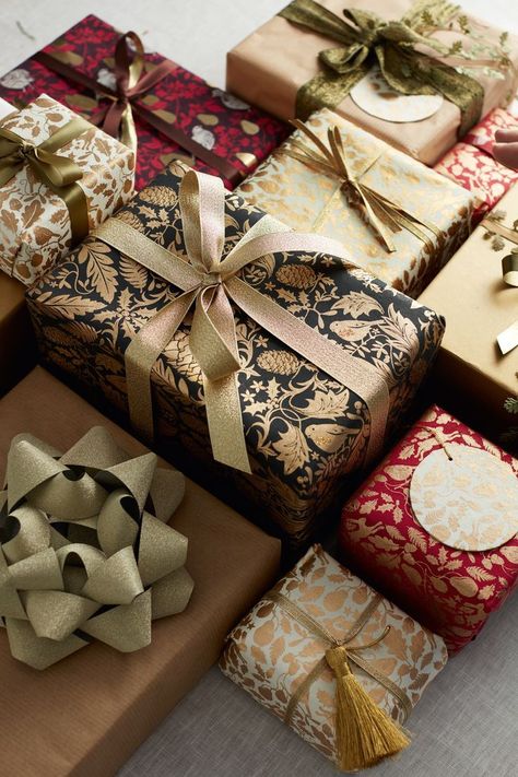 Moody Christmas, Wrapping Techniques, Wrapped Presents, Desain Pantry, Gift Wrapping Inspiration, Gift Wrapping Ideas, Unique Gift Wrapping, Gift Wrapper, Creative Gift Wrapping