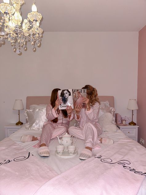 Pajama Party Photoshoot, Pyjamas Photoshoot Ideas, Pajama Party Aesthetic, Adult Pj Party, Sleepover Photoshoot, Pink Sleepover, Girls Pajamas Party, Pjs Party, Pinky Girls