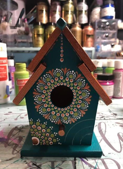 Diy Painted Birdhouses Ideas, Paint Birdhouse Ideas, Dot Painting Bird House, Birdhouse Designs Paint, Bird Houses Diy Painted, Bird House Painting Ideas Simple, Painted Bird Houses Ideas Simple, Dot Mandala Birdhouse, Mandala Bird House