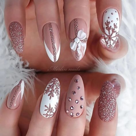 40 Cute Winter Nails Design You Will Love 2022 - Inspired Beauty Winter Nails Acrylic, Christmas Gel Nails, Winter Nail Designs, New Year's Nails, Xmas Nails, Fancy Nails, Manicure E Pedicure, Holiday Nails, Blue Nails