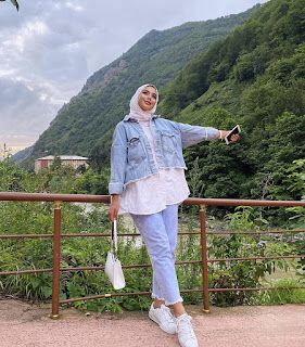 Hijabi Outfits Casual Jeans, Summer Denim Outfits, Hijab Jeans, Hijab Summer, Wide Leg Jeans Outfit, Jacket Outfit Women, Blue Jean Outfits, Jean Jacket Outfits, Hijab Trends