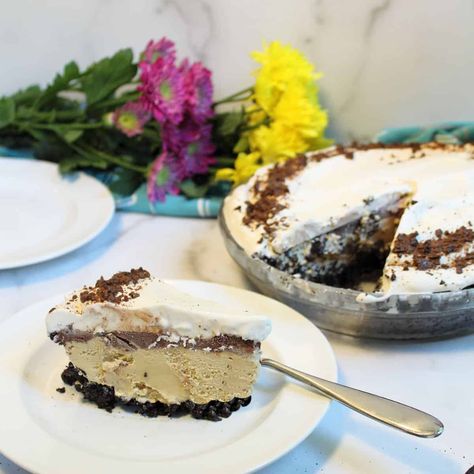 Coffee Ice Cream Pie with Oreo Crust - 2 Cookin Mamas Chocolate Coffee Ice Cream, Oreo Crust Recipe, Coffee Ice Cream Cake, Coffee Ice Cream Dessert, Coffee Flavored Ice Cream, Coffee Whipped Cream, Coffee Pie, Toffee Ice Cream, Ice Recipe