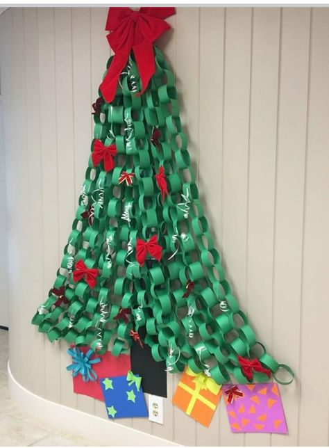 Christmas Tree For Classroom Wall, Christmas Tree In Classroom, Christmas Tree Hallway Decorations School, Class Christmas Decorations, Paper Chain Christmas Tree, Christmas Decorations For School, Paper Christmas Tree Wall, Christmas School Decorations, Paper Chain Christmas