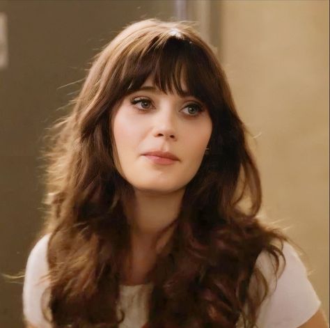 Zooey Deschanel Fringe, Zooey Deschanel Hair Color, Zooey Deschanel Haircut, Jessica Day Bangs, Jess Day Hair, Jessica Day Hair, Zooey Deschanel Bangs, Zooey Deschanel Makeup, Zoe Deschanel