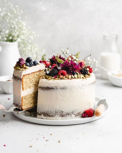 Basic Vanilla Cake Recipe, Pistachio Cake Recipe, Food Photography Cake, Cake Styling, Photography Cake, Pistachio Cake, Cake Photo, Cake Photography, Little Cakes