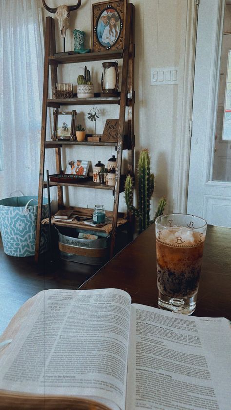 Western Lounge Room, First Apartment Decorating Western, Western Apartment Decor Kitchen, Western Bookshelf Decor, Western Shelf Decor Ideas, Black Western Decor, Cozy Western Home, Vintage Home Inspiration, Western Cottagecore House