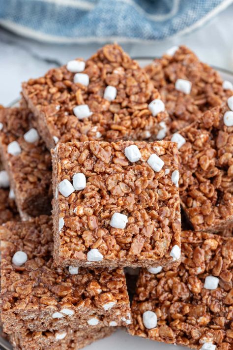 Hot Cocoa Rice Krispie Treats recipe from RecipeGirl.com Marshmallow Cereal Bars, Rice Krispie Treats Recipe, Rice Krispie Bars, Marshmallow Cereal, Cocoa Krispies, Chocolate Rice Krispie Treats, Holiday Platters, Krispie Treats Recipe, Blondies Bars