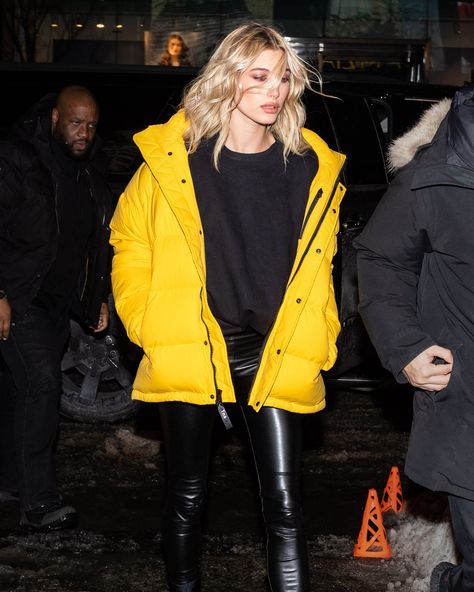 Hailey Baldwin’s Yellow Puffer Coat Is The Fashion Crowd’s Winter Staple Yellow Puffer Jacket Outfit, Yellow Puffer Jacket, Winter Outfits Black, Oversized Puffer Coat, Daily Fits, The Super Puff, Puffer Jacket Outfit, Hailey Baldwin Style, Super Puff