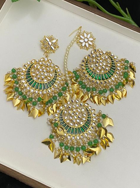 Black Smokey Eye Makeup, Tikka Jewelry, Mang Tikka, Bridal Jewelry Sets Brides, Bridal Jewellery Design, Maang Tikka, Indian Bridal Wear, Bridal Fashion Jewelry, Gold Bride Jewelry