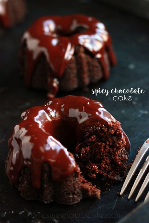 Fluffy Vanilla Cupcake Recipe, Spicy Desserts, Spicy Chocolate, Mini Bundt, Vanilla Cupcake Recipe, Tiny Cakes, Chocolate Heaven, Easy Cupcakes, Moist Chocolate Cake