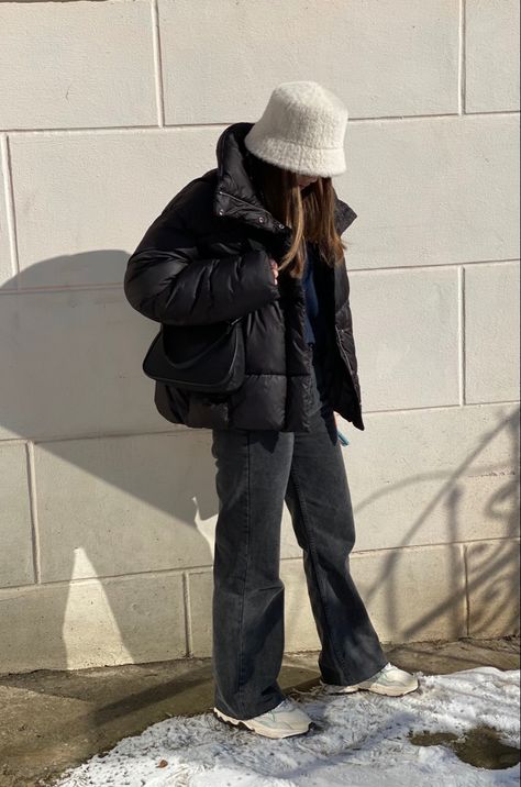 Winter Bucket Hat Outfit, Streetwear Girl Winter, Korean Winter Fashion Outfits, Japan Outfit Winter, Black Outfit Winter, Puffer Coat Outfit, Japan Fits, Winter Outfits Korean, Korean Winter Outfits