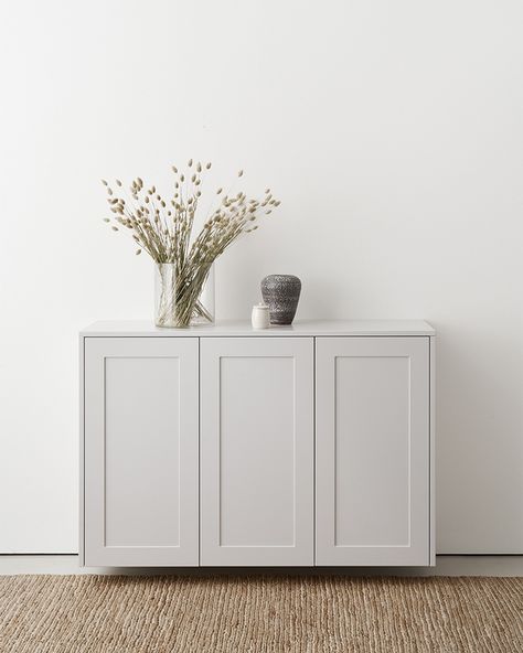 Billy Regal Hack, Built In Sideboard, Grey Sideboard, Sideboard Grey, Home Design Diy, Hotel Room Design, Large Sideboard, Pretty Decor, Sideboard Storage