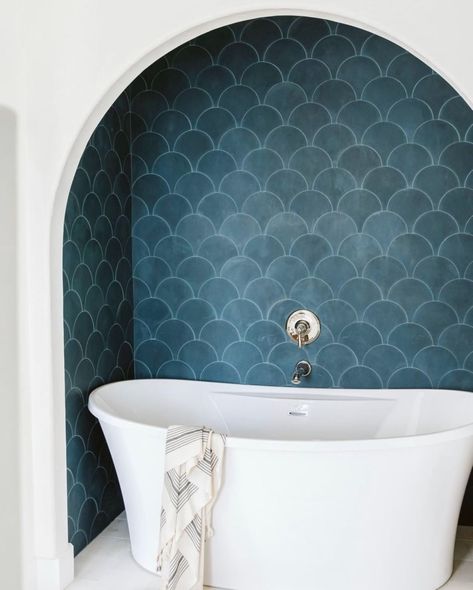 Andrea Viscuso, CT REALTOR® on Instagram: “This inset bath niche with cement scallop tile is so perfect. The tile accentuates the arch and the cement texture makes a wavy-like…” Scallop Tiles, Latest Decorating Trends, Cle Tile, Bathroom Tile Designs, Bathroom Shower Tile, Tile Inspiration, Blue Tiles, House Beautiful, Cement Tile