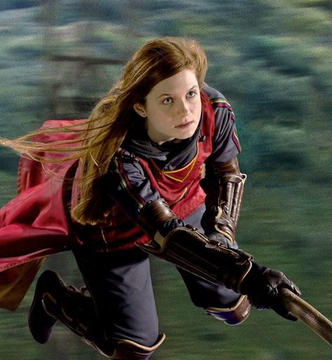 Okay shot of her flying her broom. And this time they got it right with her cape and hair streaming back. Riding Broom Pose, Harry Potter Ginny, Harry Potte, Images Harry Potter, Bonnie Wright, Harry Potter Gif, Harry Potter Costume, Harry Potter Drawings, Ginny Weasley