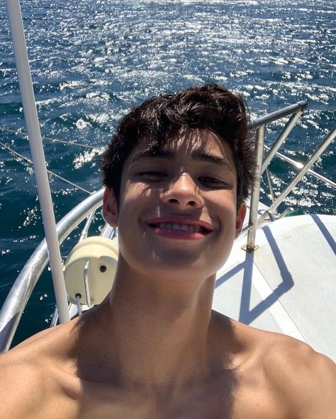 FIRST SELFIE OF 2019 🌞 Donnyyyy😍 Donny Pangilinan Wallpaper, Donny Pangilinan, Asian Guys, Ulzzang Boy, Teenage Boys, Asian Boys, My Type, Percy Jackson, In The Middle