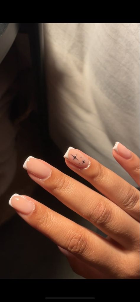 White Star On Nails, Simple White And Silver Nails, White French Tip With Gold Stars, White French Tip Nails With Stars, Biab French Tips, French Tip Nails With Star Design, French Manicure With Stars, Star Nails With French Tip, French Tip With Silver Stars